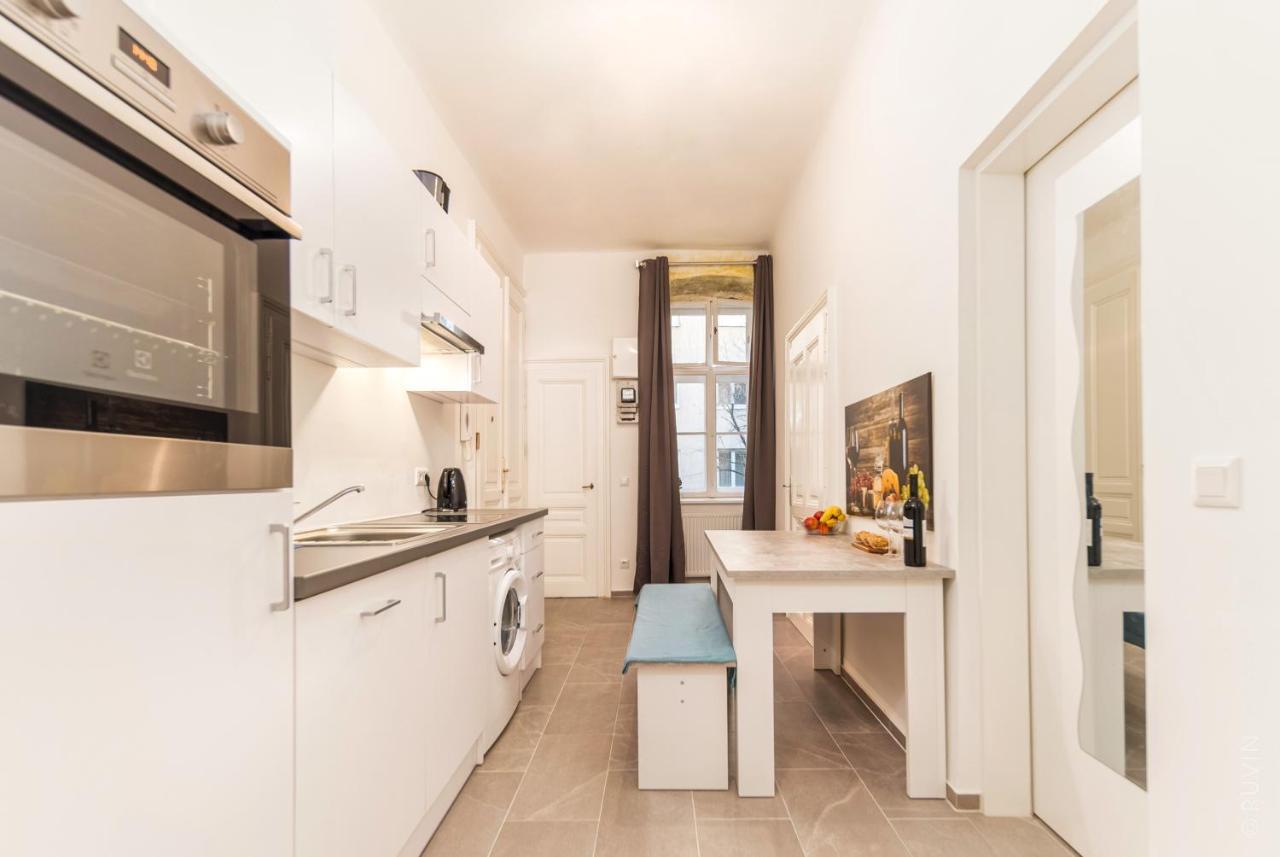 Apartment City With Netflix, Central And Near Metro, 12 Wien