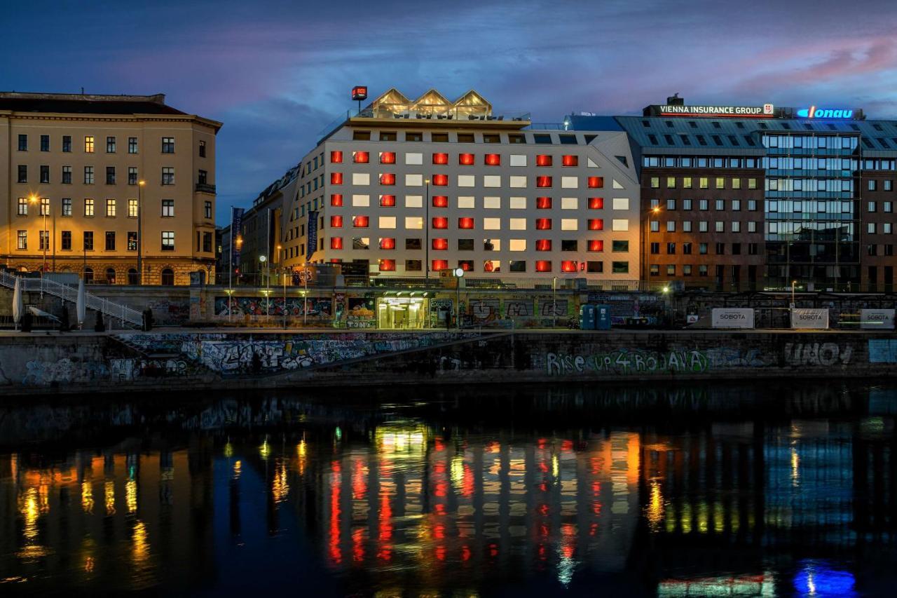 Radisson Red Hotel, Hotel