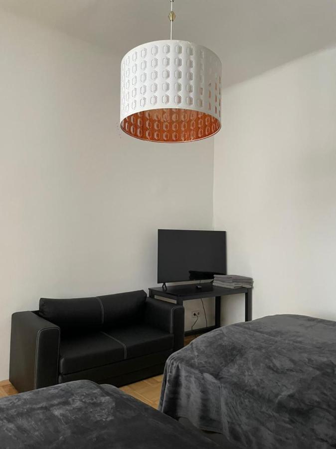Central, 5 Min Walk To U4 Friedensbruecke Apartment *