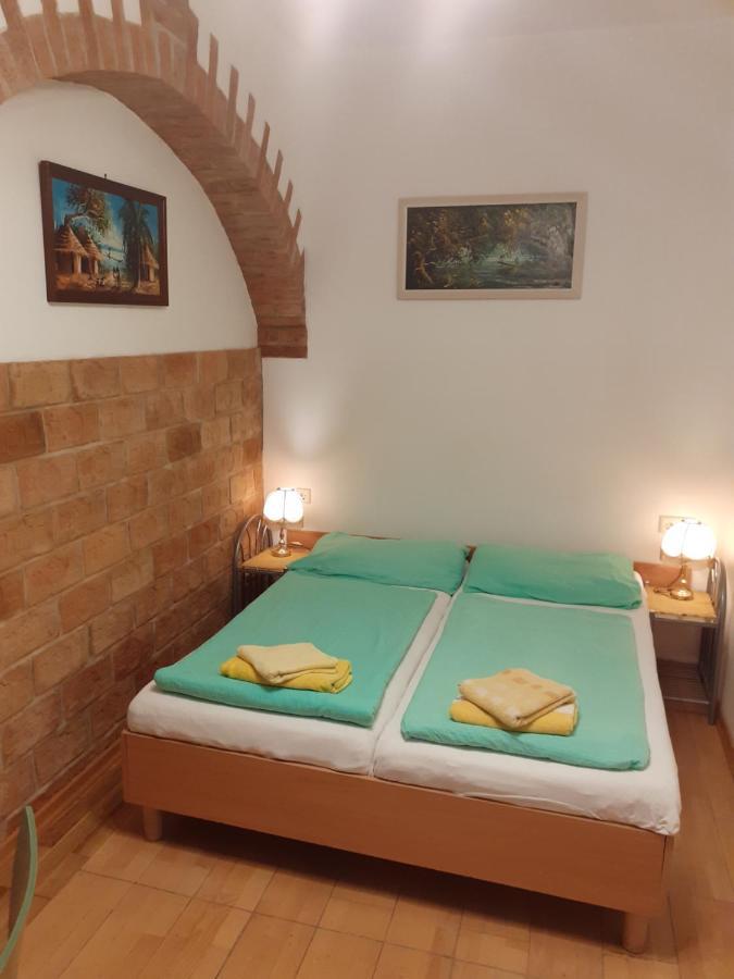 Happyhostel *