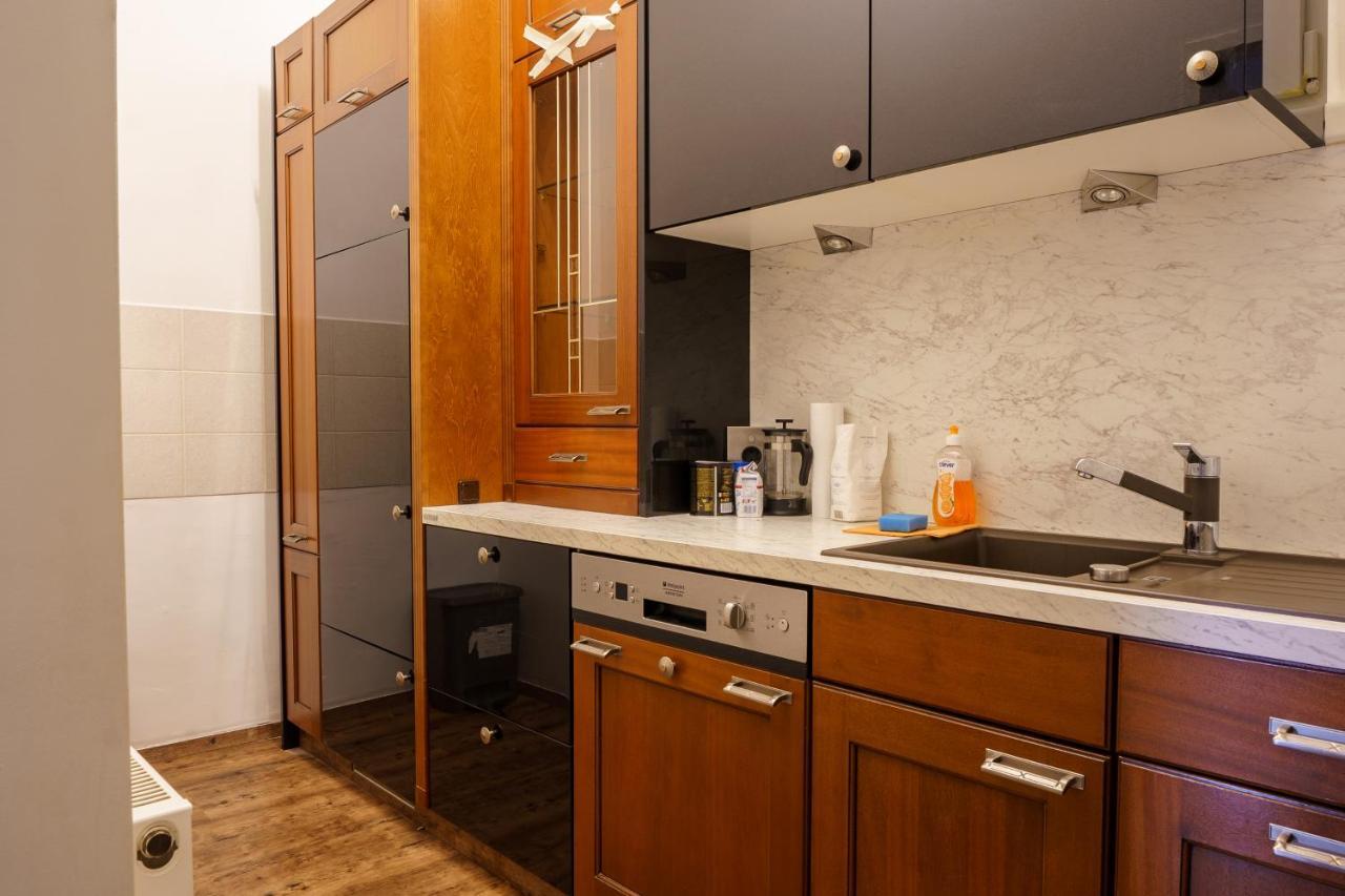 1200 Apartment