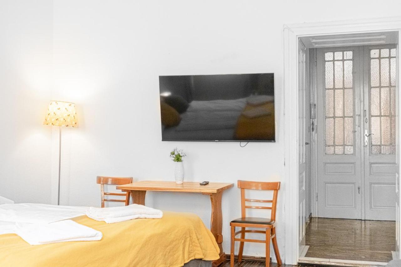 Vivid King Bed - 12 Minutes From Center Apartment