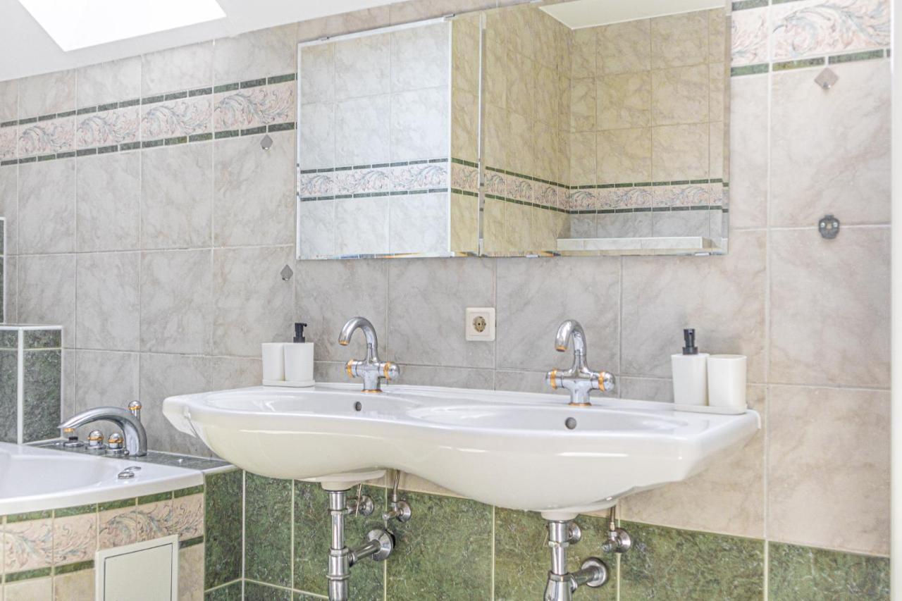 Exquisite Shared - Your Private In Beautiful Apartment *
