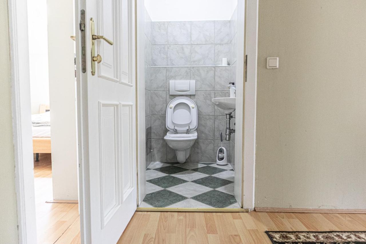 Exquisite Shared - Your Private In Beautiful Apartment
