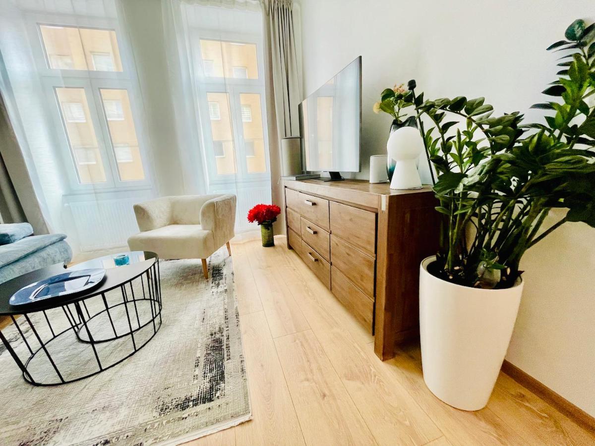 Colorful & Quiet In Beautiful Viennese Building Apartment