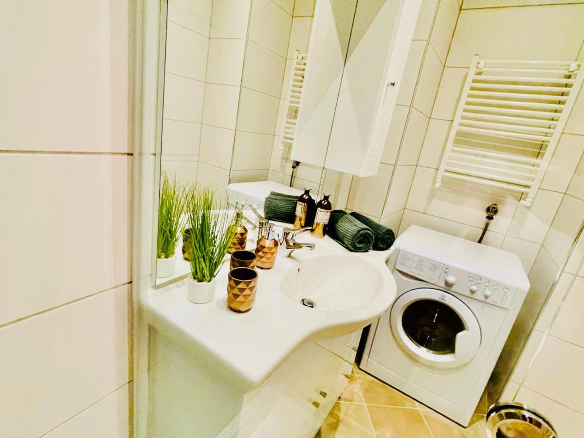 Colorful & Quiet In Beautiful Viennese Building Apartment Vienna