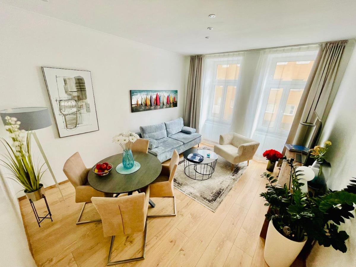 Colorful & Quiet In Beautiful Viennese Building Apartment