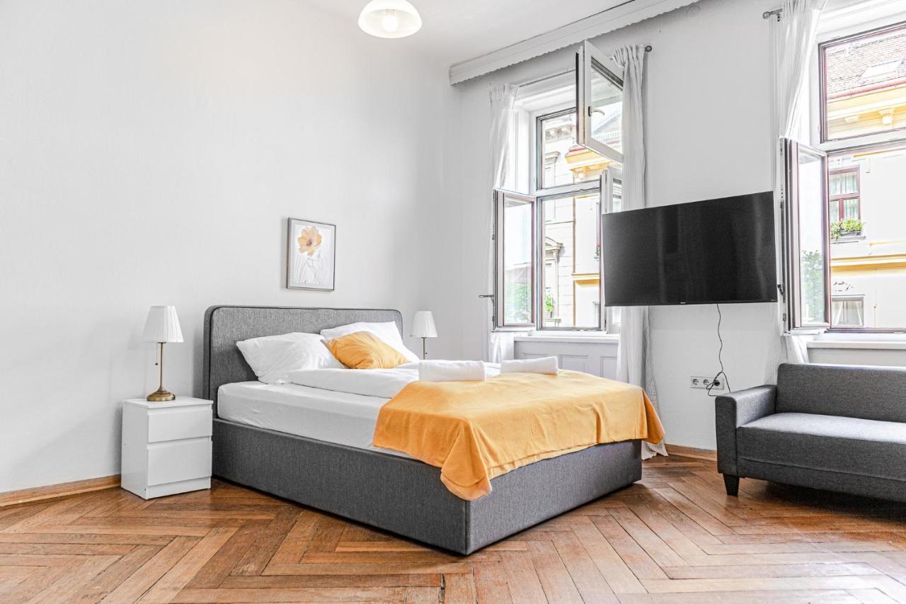 Apartment Cozy 2Br Apt. Near Akh Hospital-Ideal For Longstay *