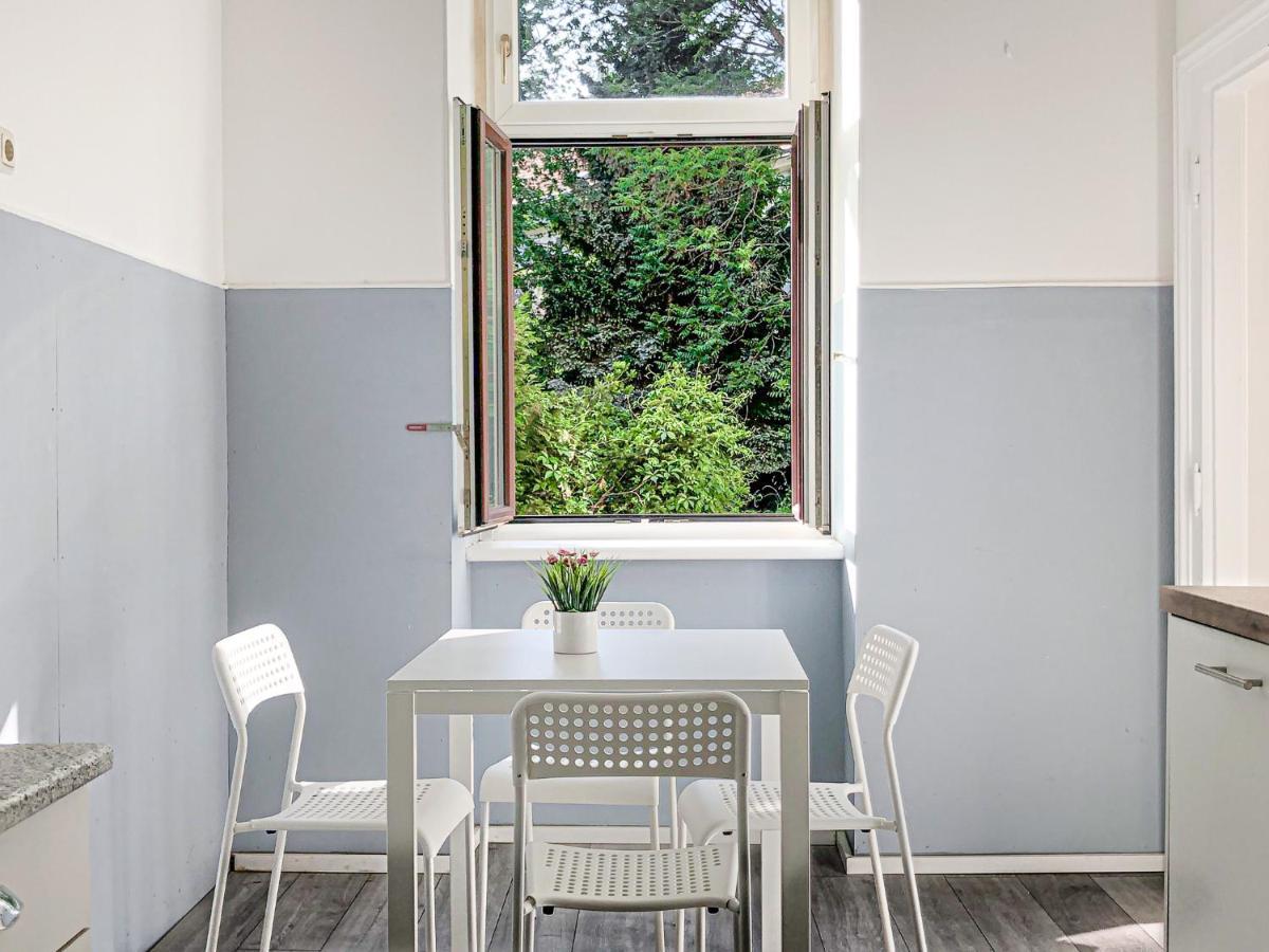 Commodious 2br Apt. Near Akh-perfect For Groups