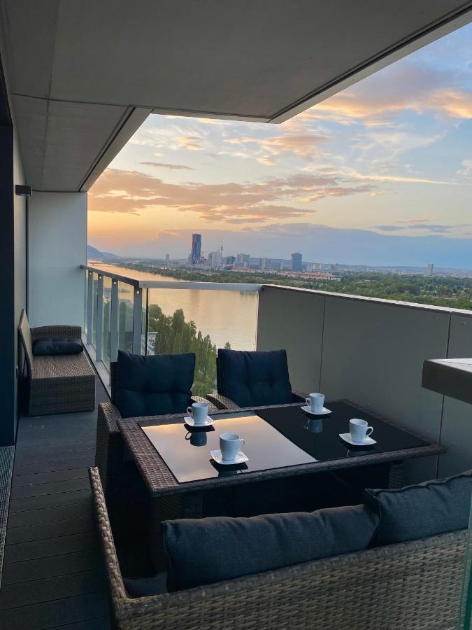 Luxury Waterfront Sky Apartment Vienna
