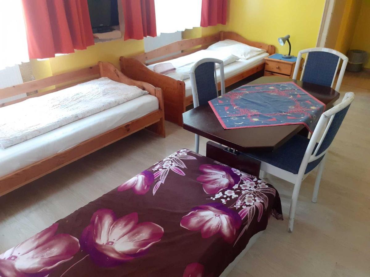 Happyhostel *