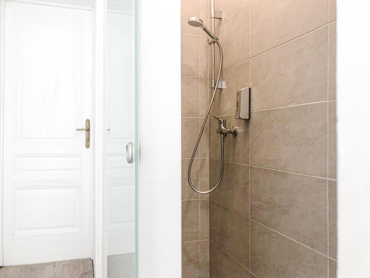 Commodious 2br Apt. Near Akh-perfect For Groups Apartment