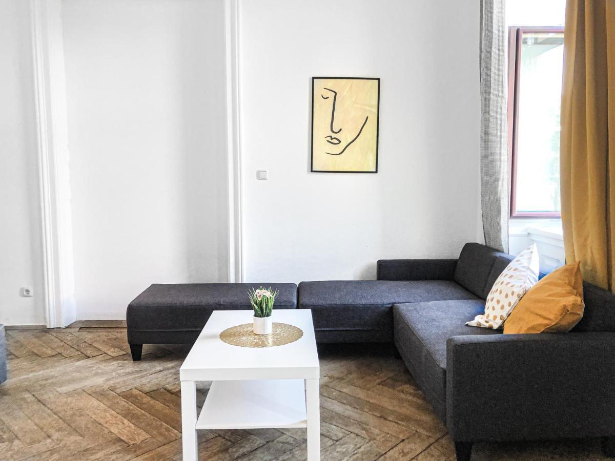 Commodious 2br Apt. Near Akh-perfect For Groups Vienna