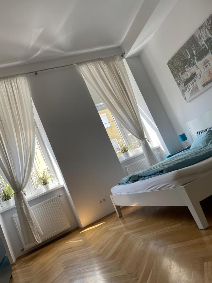 Cozy Near Center *