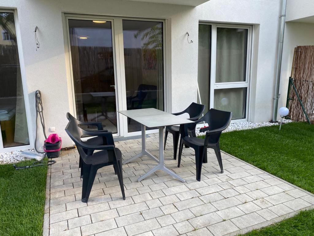 Modern With Garden Near Center *