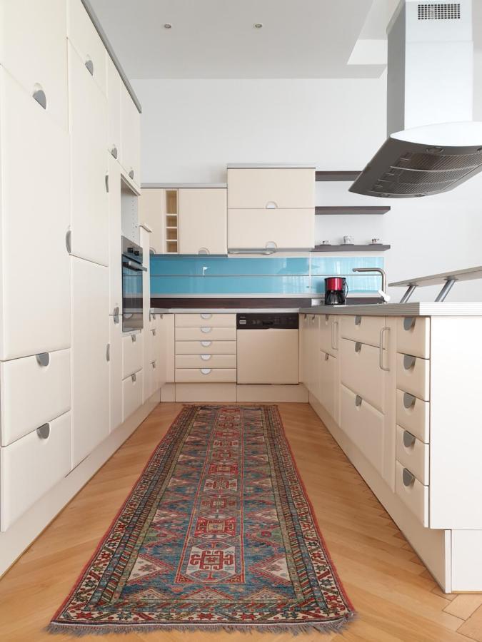 Sunny And Spacious Near Centre