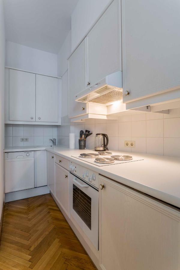 Apartment Beautiful Center 4 *
