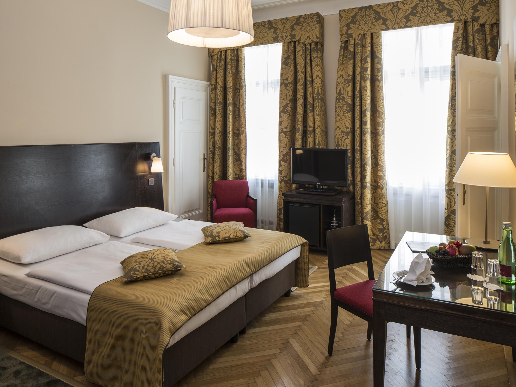 Astoria Hotel 4*