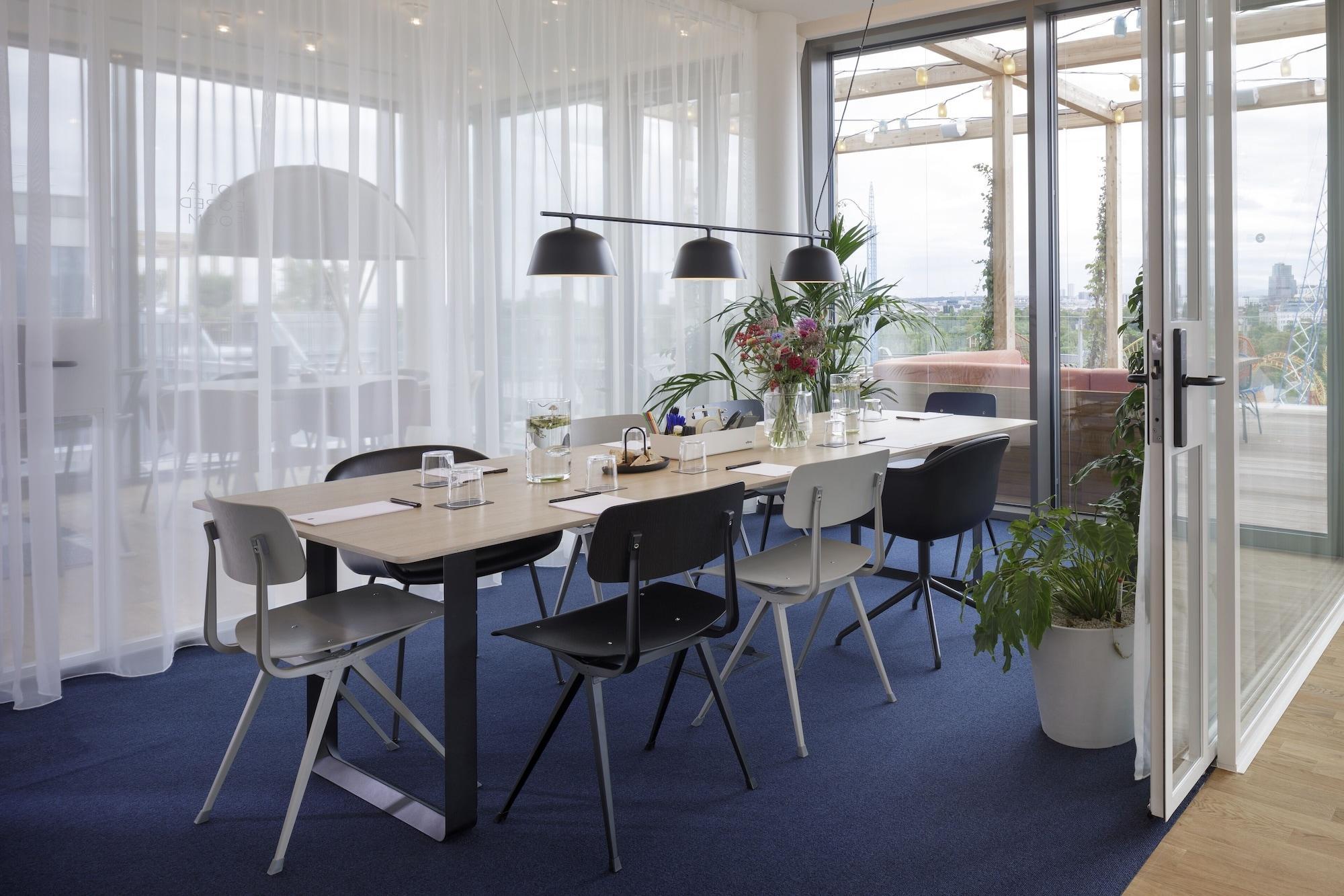 Zoku Aparthotel 4*