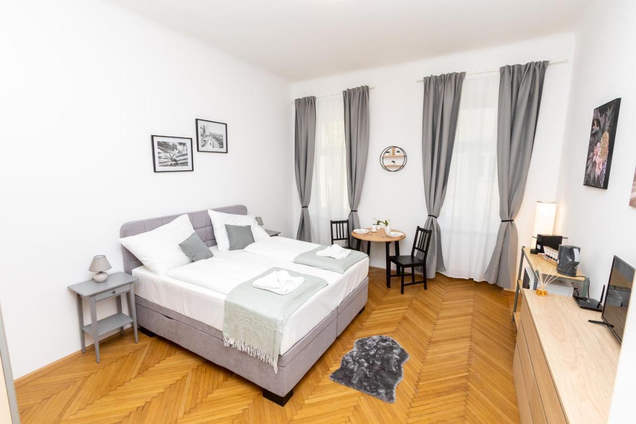 The Place, In The 7th District Of Apartamento