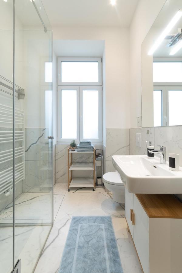 Cozy Studio, Private Garden, 8 Min To Center Apartment *
