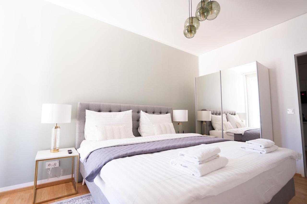 Exclusive 2-bedroom With Pool & Balcony Apartment *