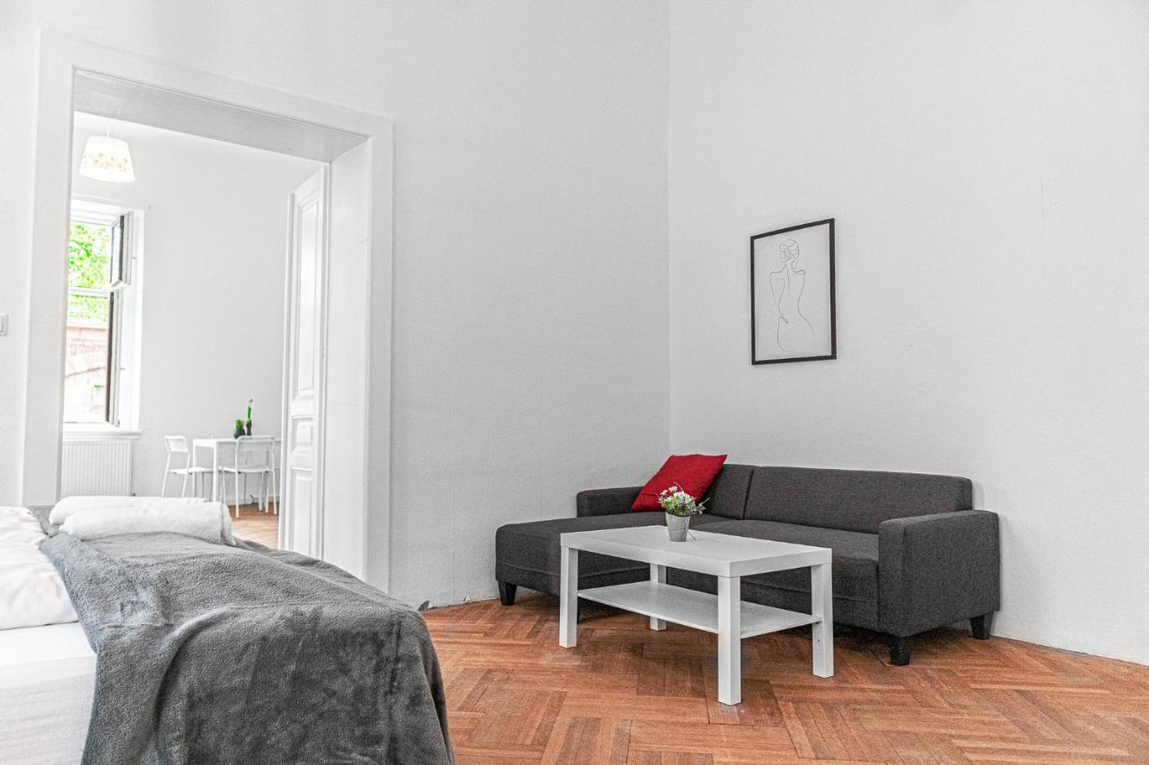 Joyful At Superb Location Near Akh Hospital Viena