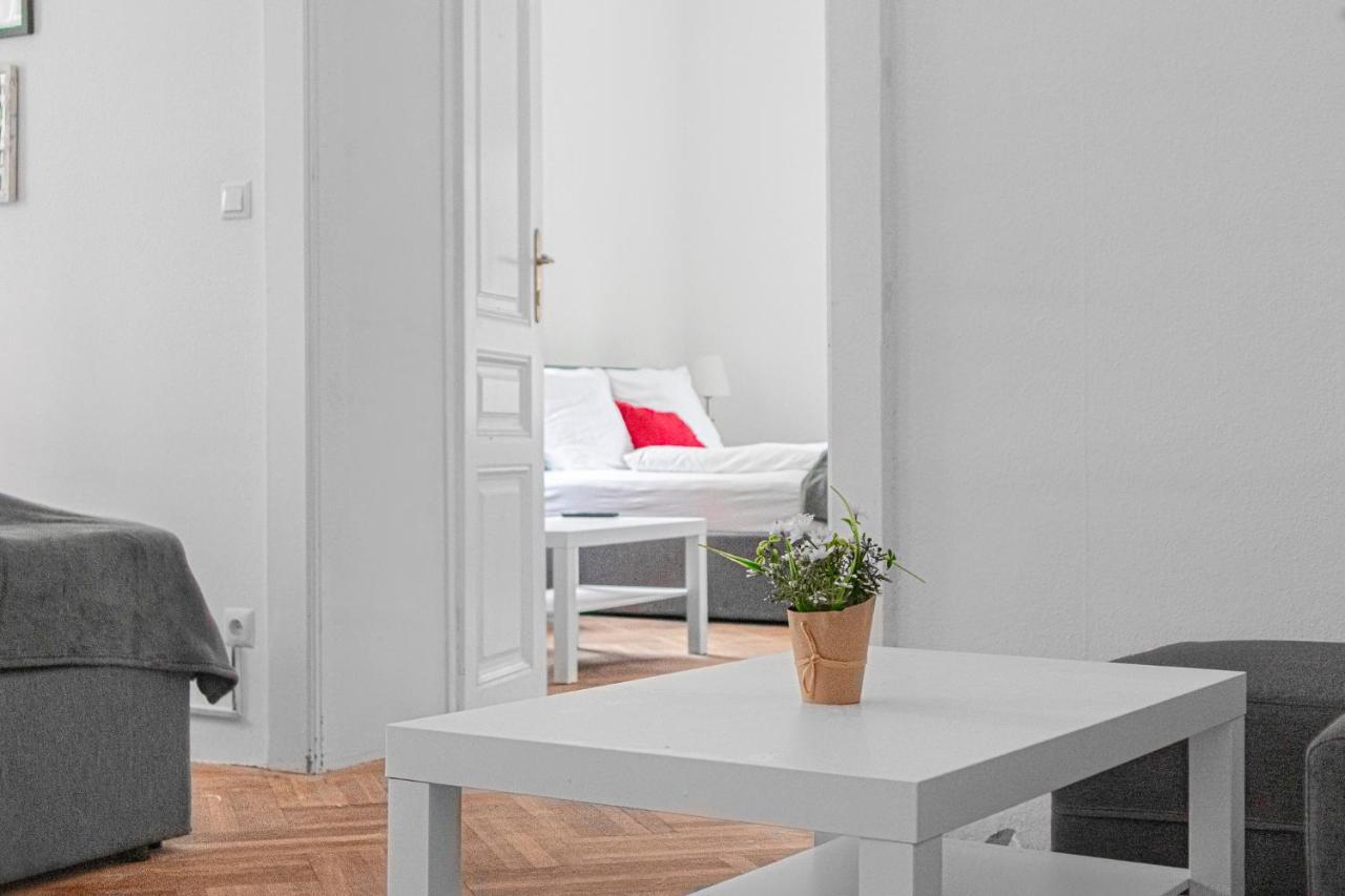 Joyful At Superb Location Near Akh Hospital Viena