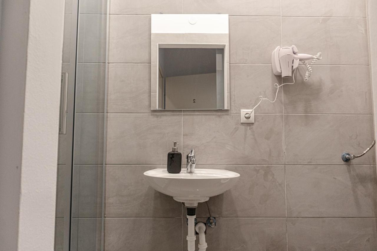Apartamento Joyful At Superb Location Near Akh Hospital