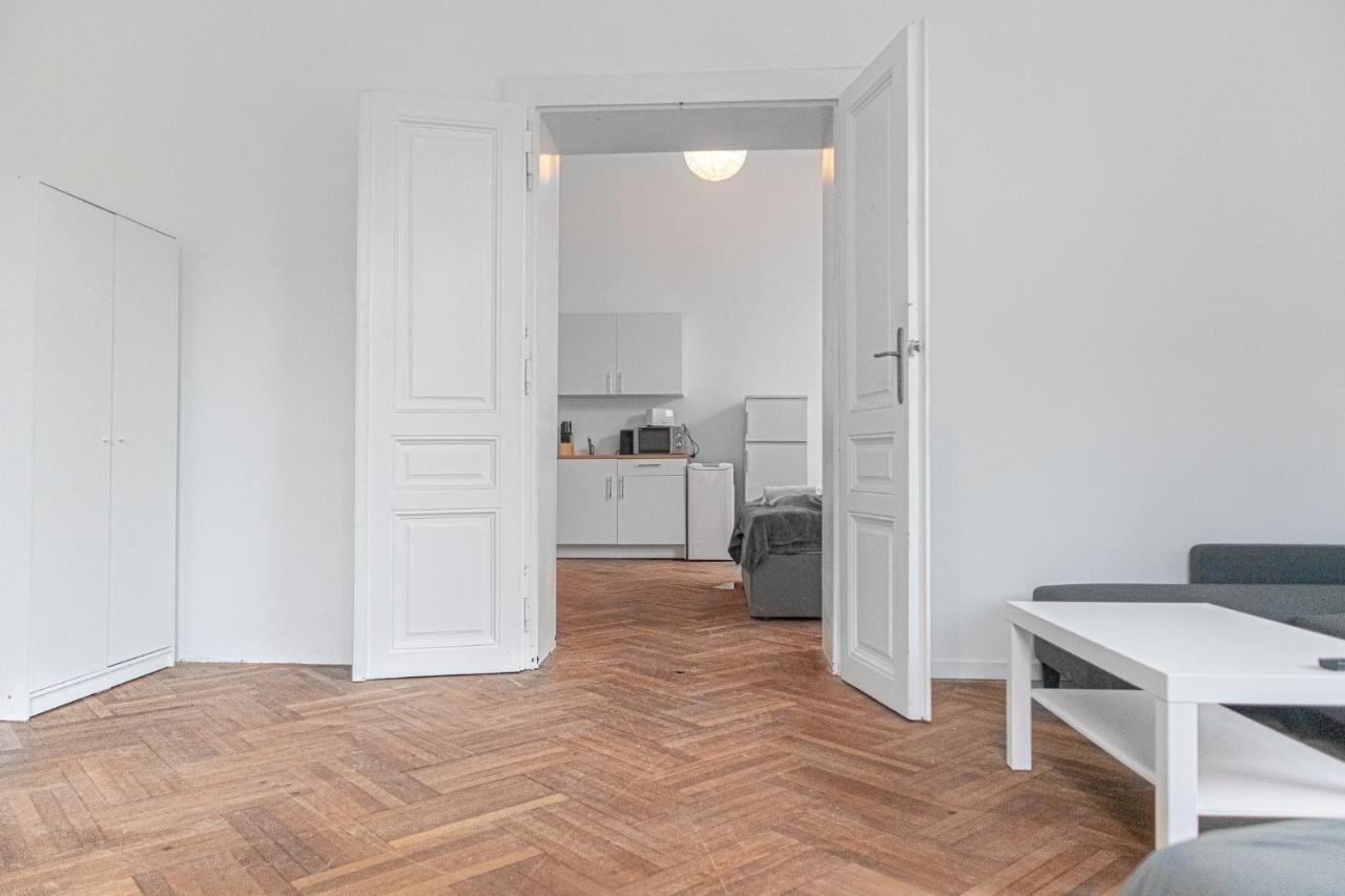 Joyful At Superb Location Near Akh Hospital * Viena