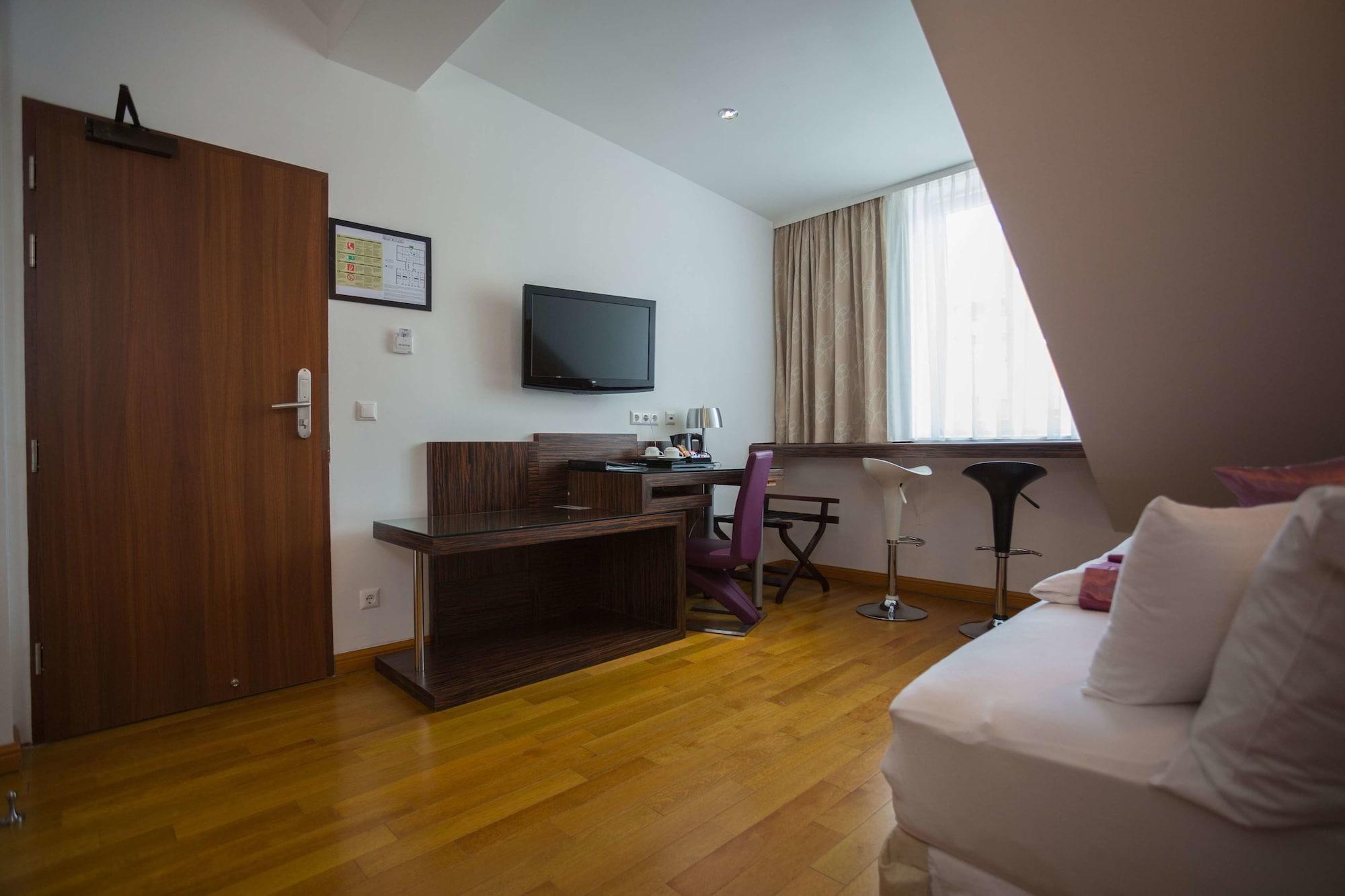 Western Arcadia Hotel
