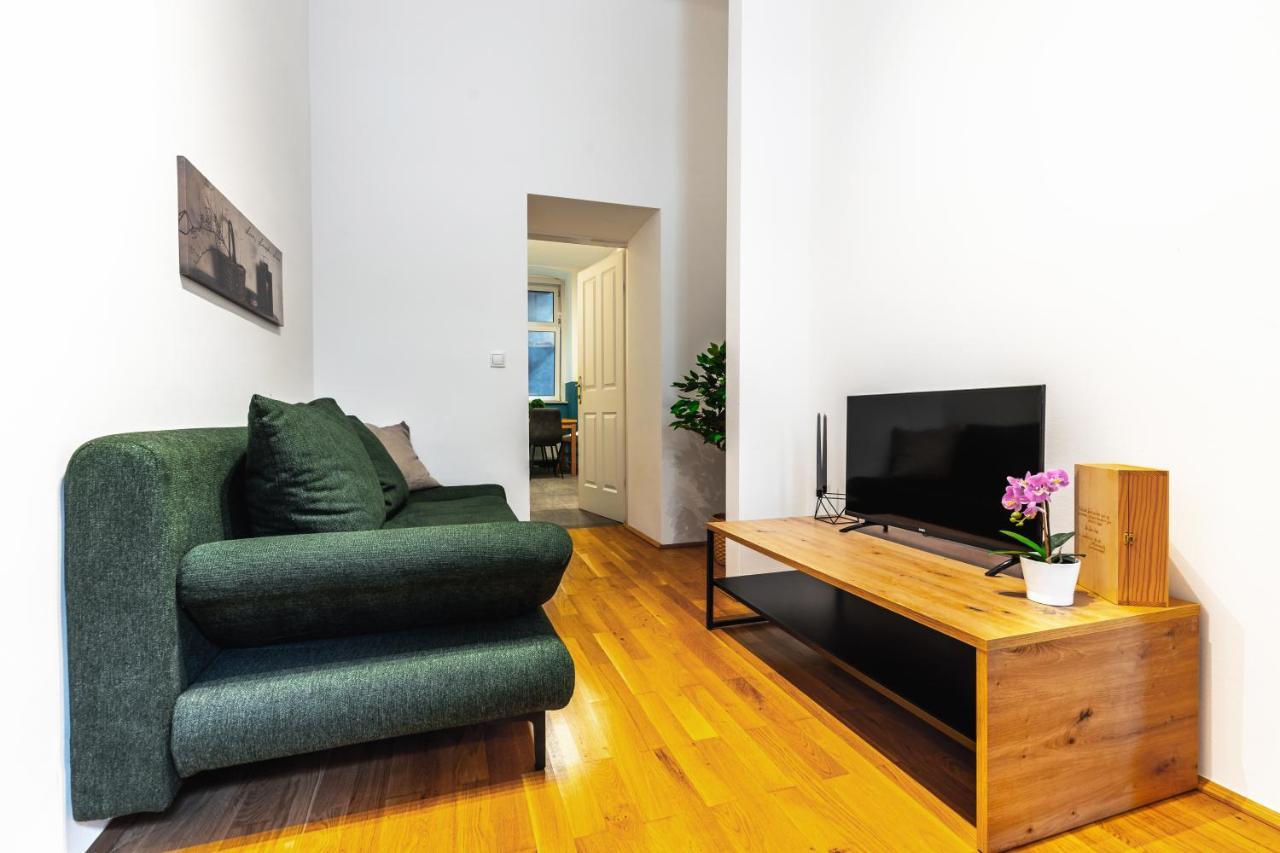 Stylish Designed In A Calm District Apartment *