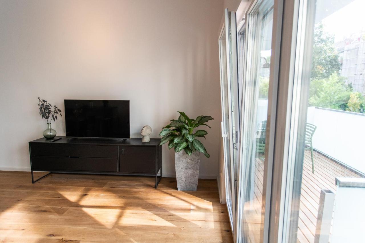 Stilvolle Mit Ruhig Gelegenem Balkon *