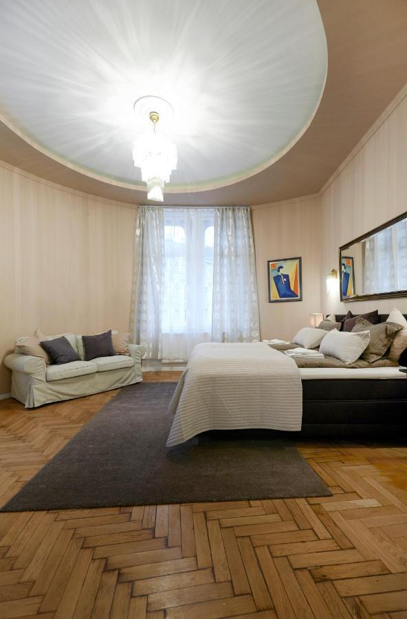 Urban In Downtown Apartment *