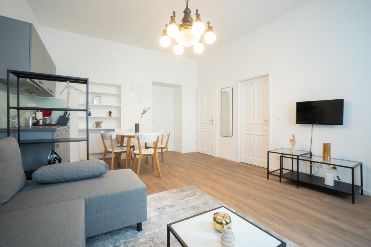 Spacious With Huge Shared Terrace And Grill Located Between Centre And Donau River