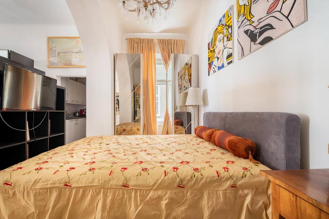 Imperial Gem . Flamboyant Studio . Heart Of * Vienna