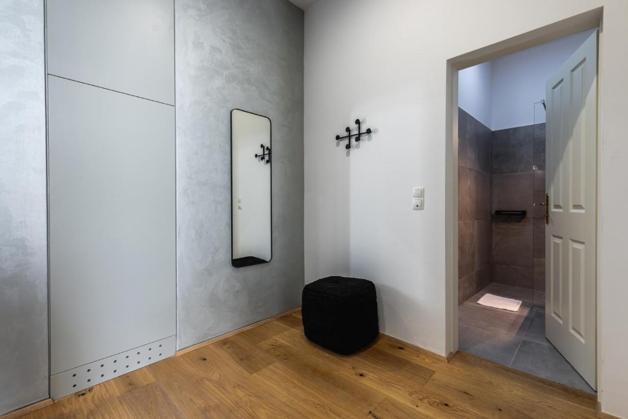 Classy And Elegant In A Calm Area Apartment Vienna