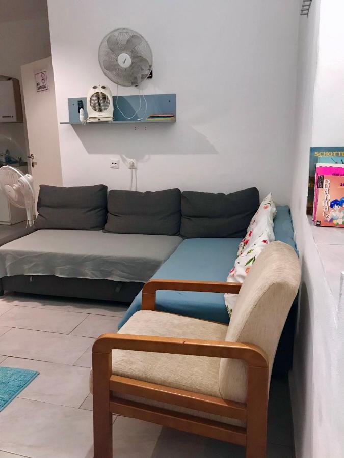 Simple Apt - 8 Bed Is Having No Kitchen *