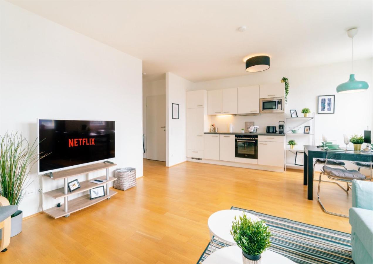 Balcony Apartment, 1 Min To Metro, Perfect For Long