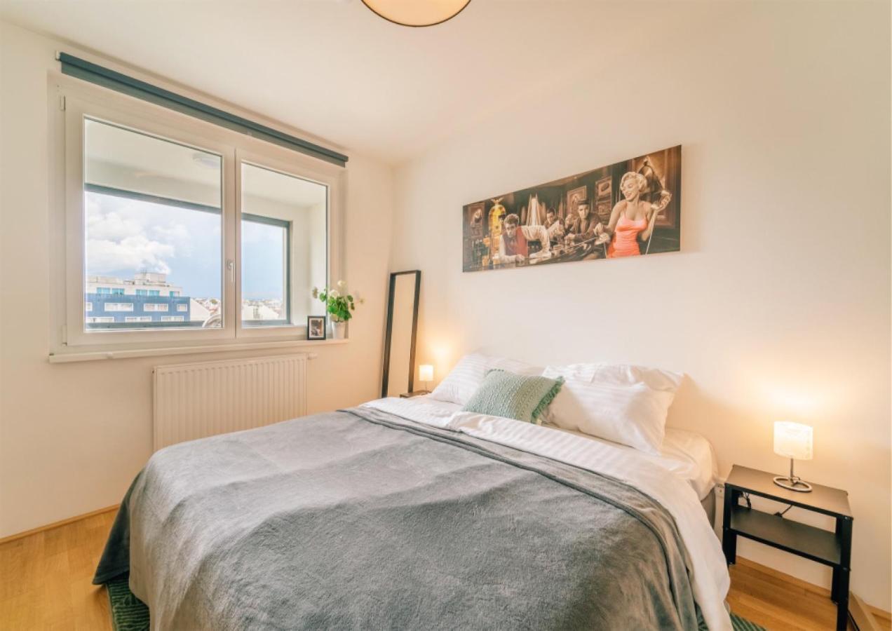 Balcony Apartment, 1 Min To Metro, Perfect For Long Apartment