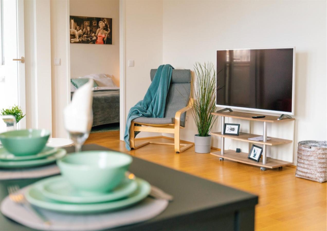 Balcony Apartment, 1 Min To Metro, Perfect For Long * Vienna