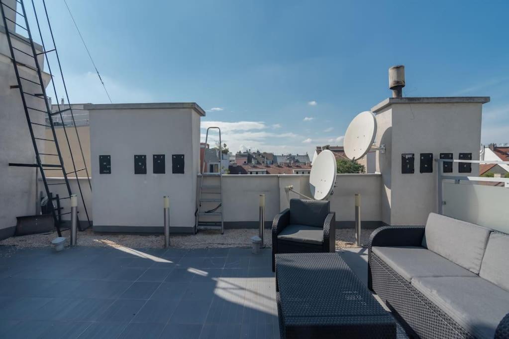 Grosse Terrasse, Klimaanlage Und U-bahn Naehe Apartment