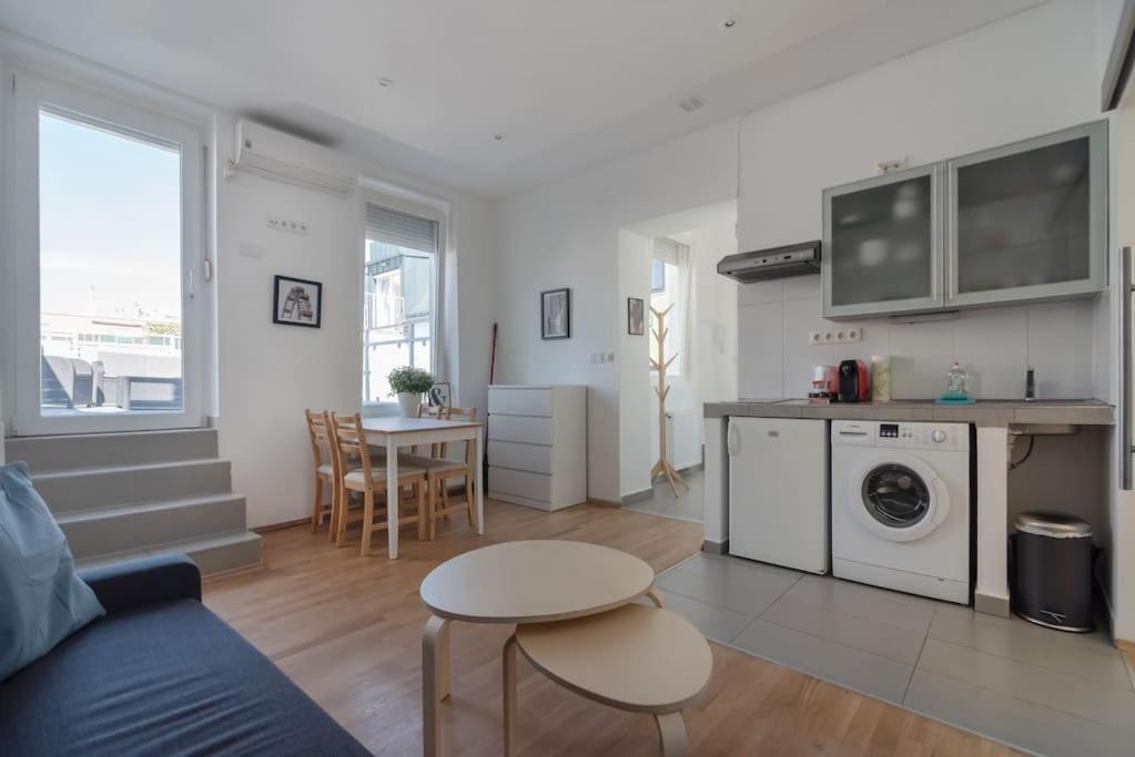 Grosse Terrasse, Klimaanlage Und U-bahn Naehe Apartment *