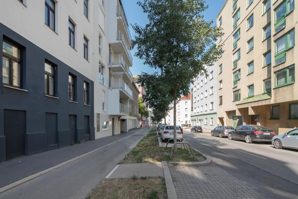 Grosse Terrasse, Klimaanlage Und U-bahn Naehe Apartment *