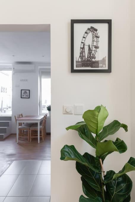 Grosse Terrasse, Klimaanlage Und U-bahn Naehe Apartment
