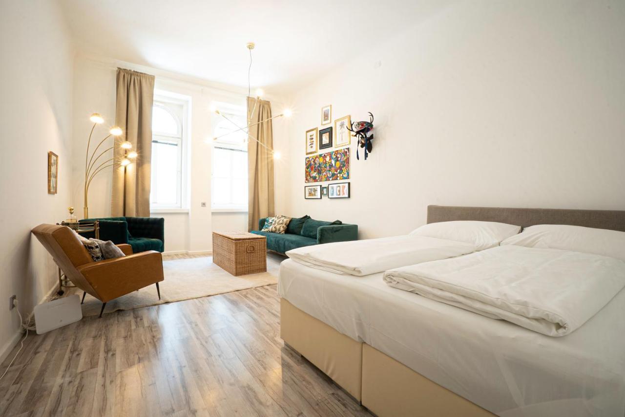 2-room On The First Floor With Designer Renovation. Exit To The Courtyard. 15 Minutes To Schloss Schoenbrunn *