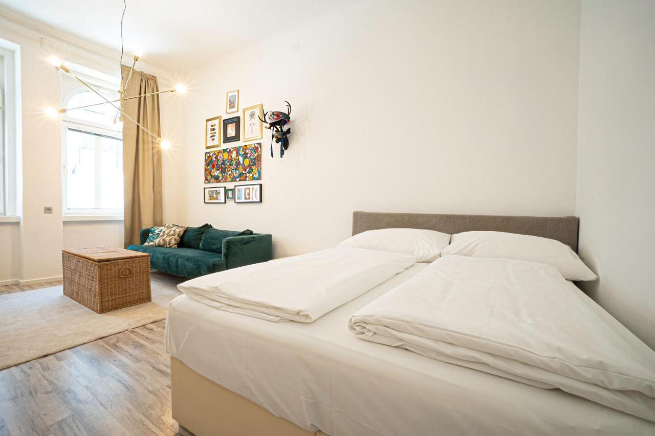 2-room On The First Floor With Designer Renovation. Exit To The Courtyard. 15 Minutes To Schloss Schoenbrunn Apartment *