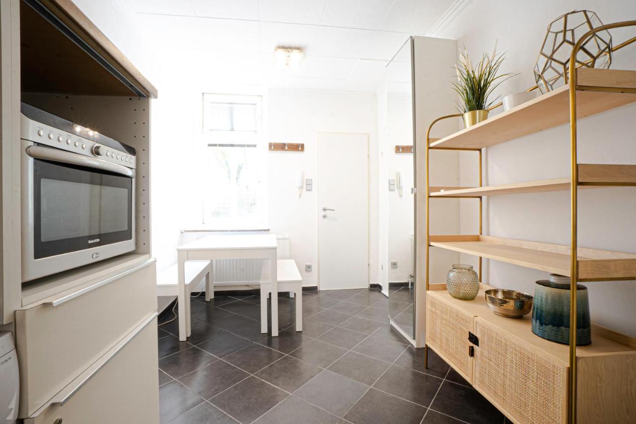 Apartment 2-room On The First Floor With Designer Renovation. Exit To The Courtyard. 15 Minutes To Schloss Schoenbrunn *