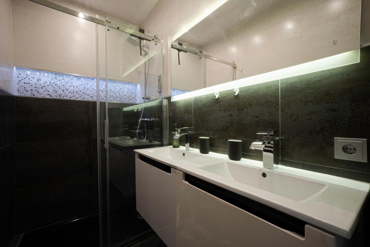 2-room On The First Floor With Designer Renovation. Exit To The Courtyard. 15 Minutes To Schloss Schoenbrunn * Wien