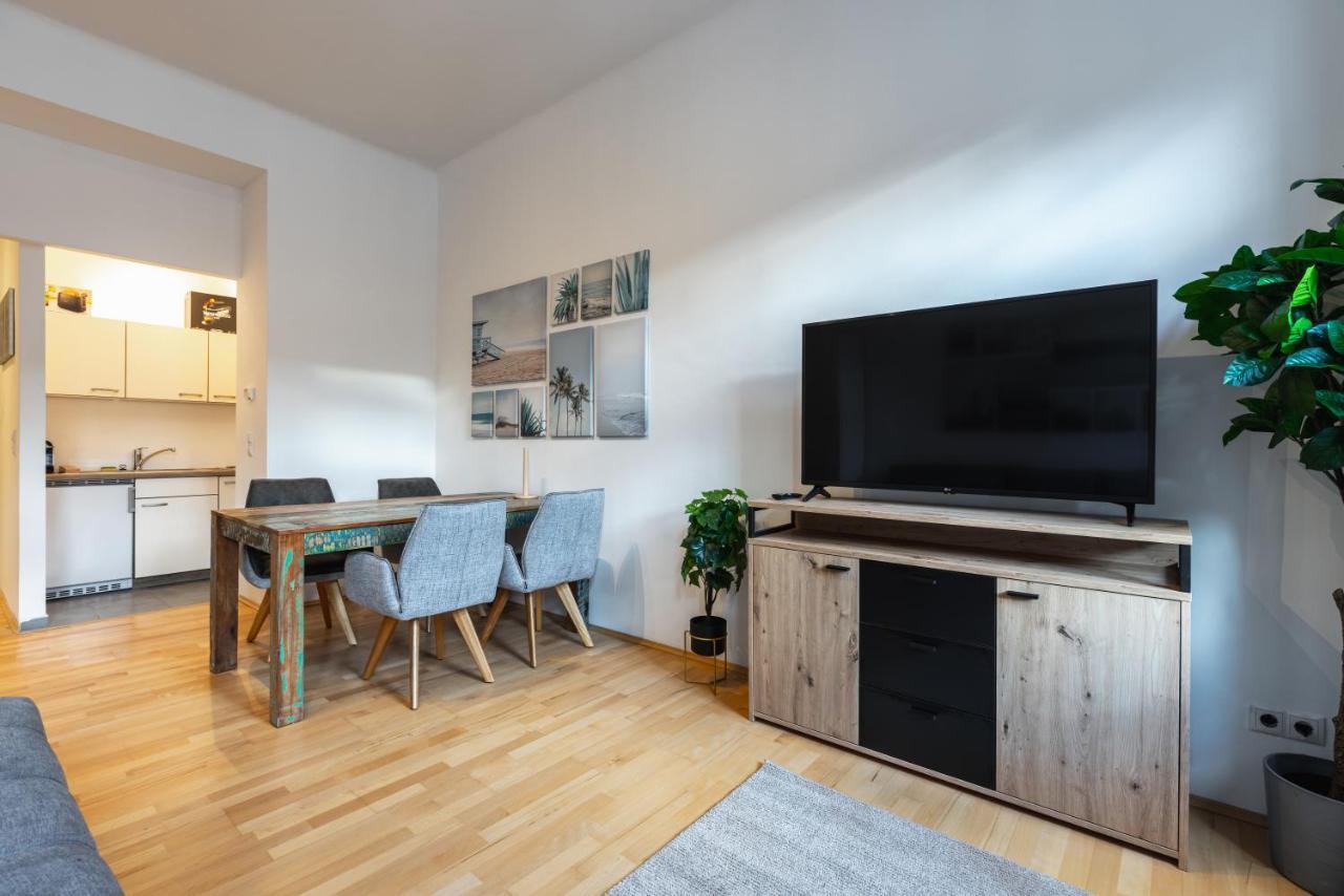 Apartment Cozy Steps Away From Subway Station *